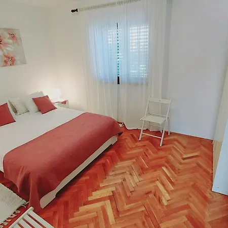 Διαμέρισμα With A Large Terrace, 80 Meters From The Pjescana Uvala